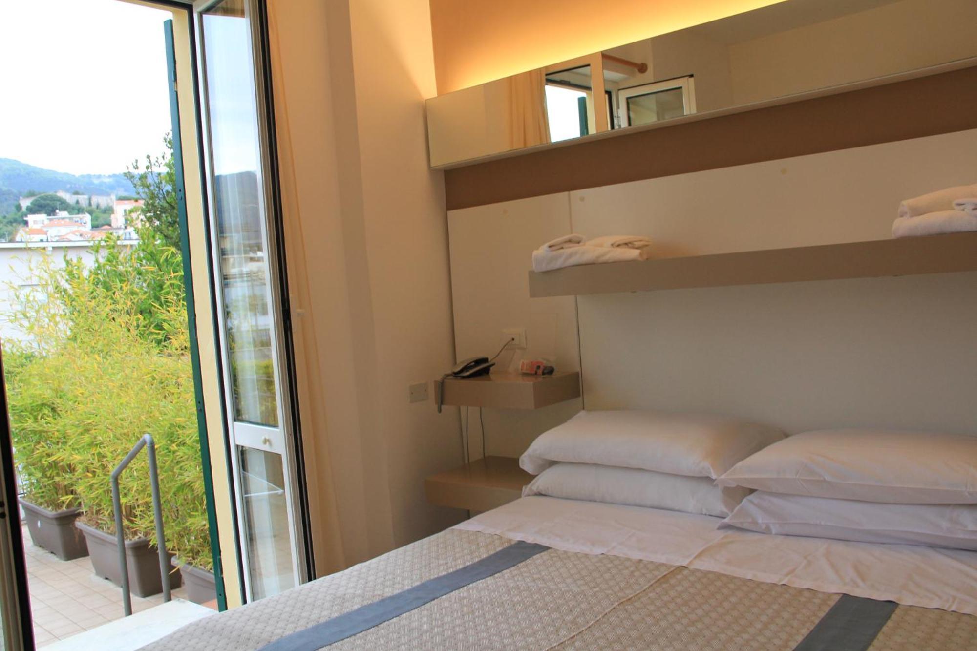 Hotel Melograno Spotorno Exterior photo